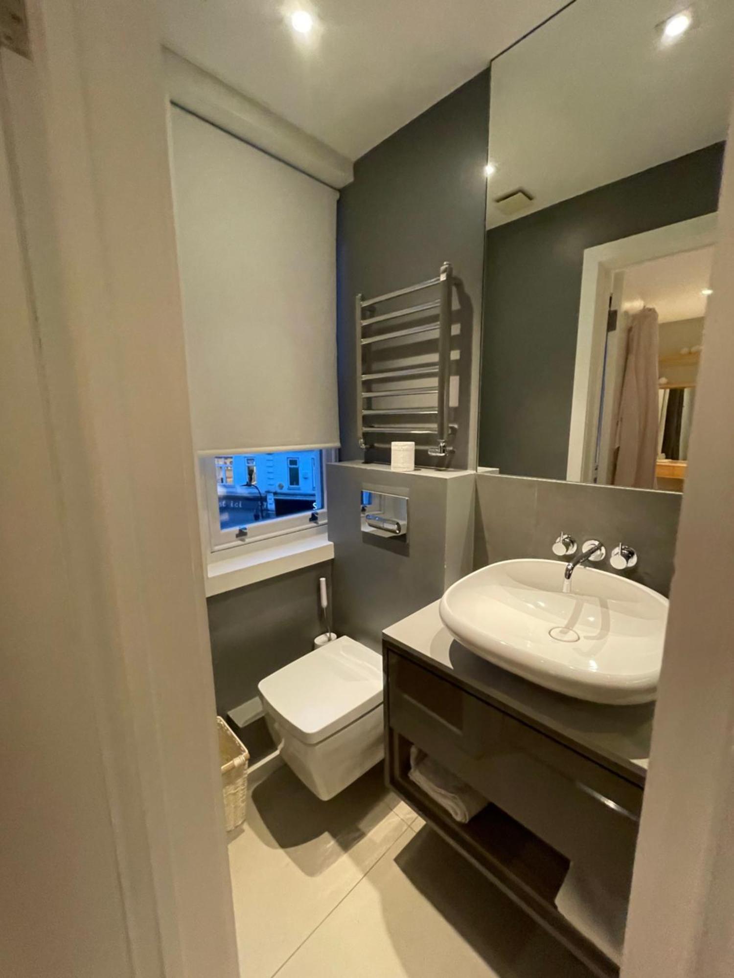 Modern And Luxurious 2 Bedroom Flat - Barons Court * Londra