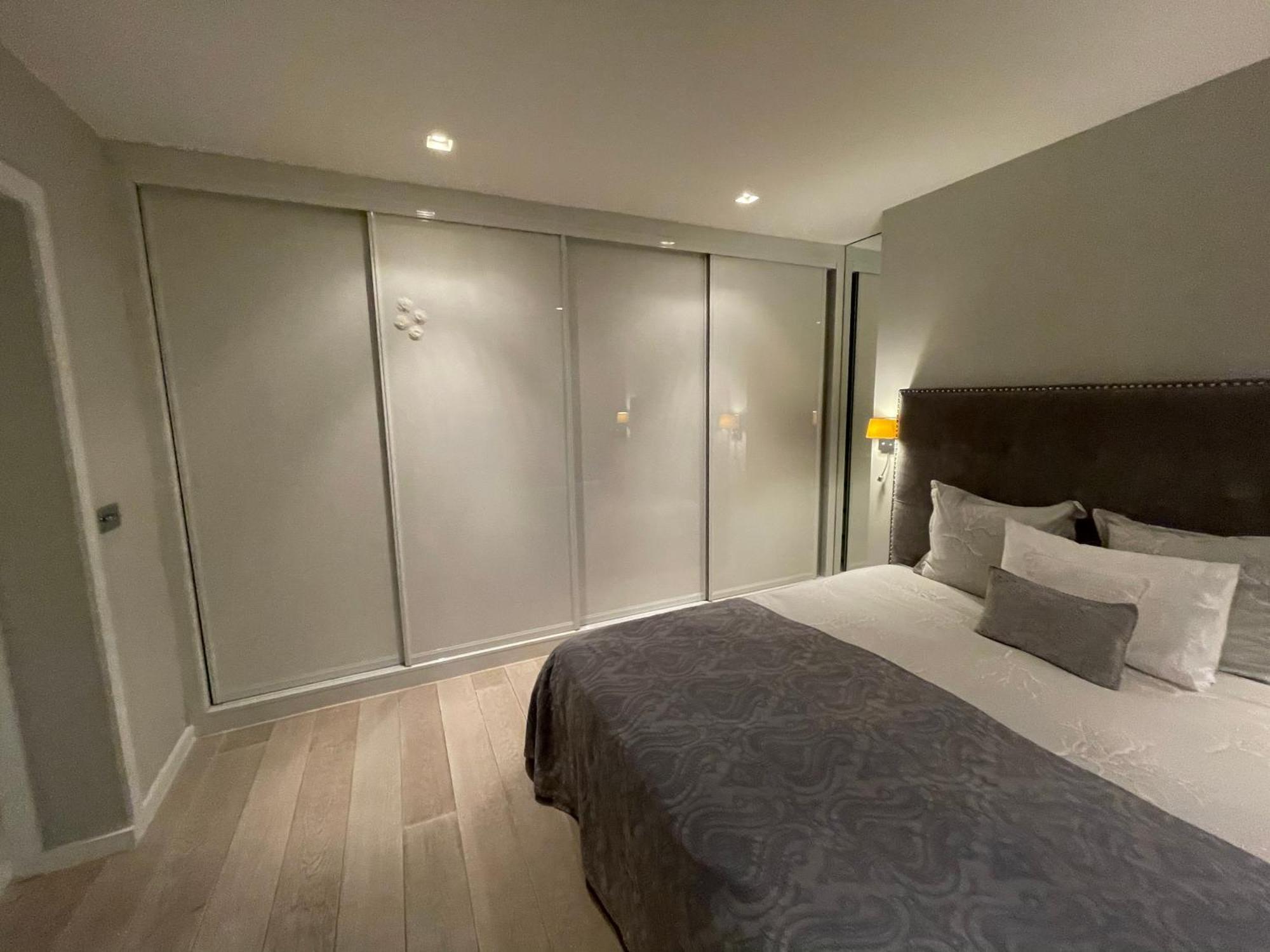 Modern And Luxurious 2 Bedroom Flat - Barons Court Appartamento Londra