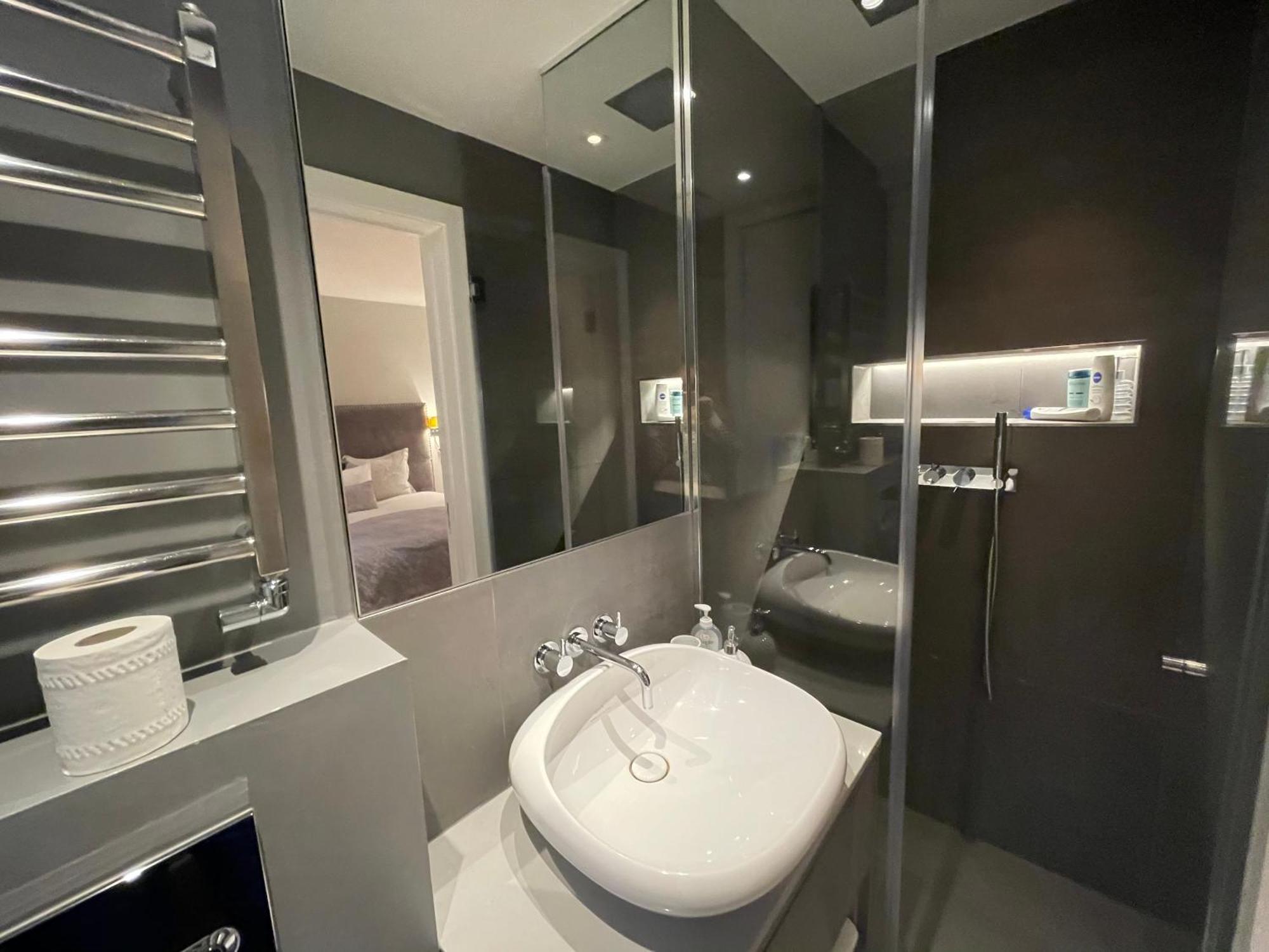 Modern And Luxurious 2 Bedroom Flat - Barons Court *
