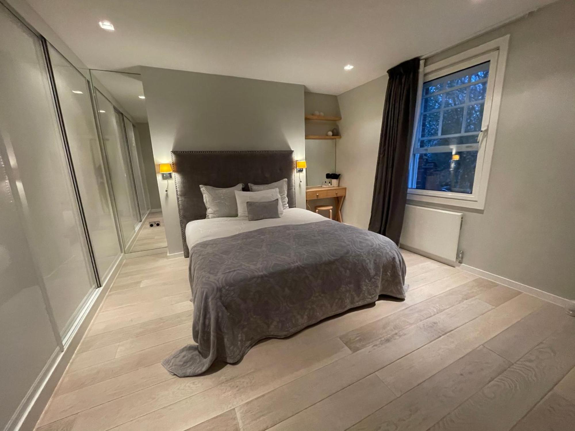Modern And Luxurious 2 Bedroom Flat - Barons Court Londra